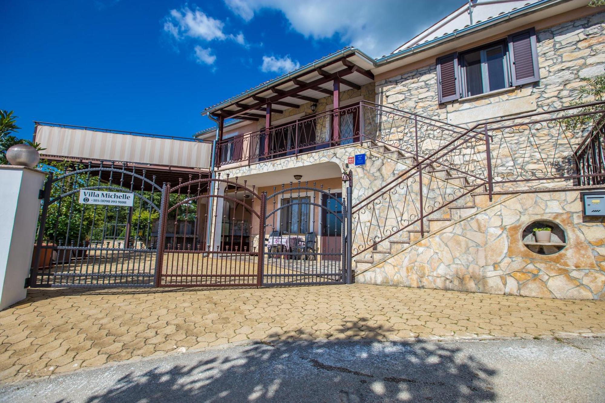 Villa Michelle Karojba Luaran gambar