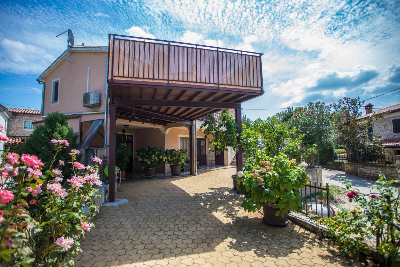 Villa Michelle Karojba Luaran gambar